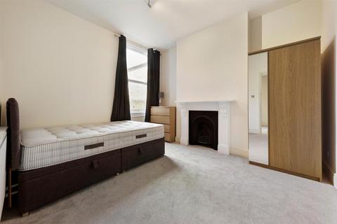 3 bedroom flat to rent, Leander Road, SW2