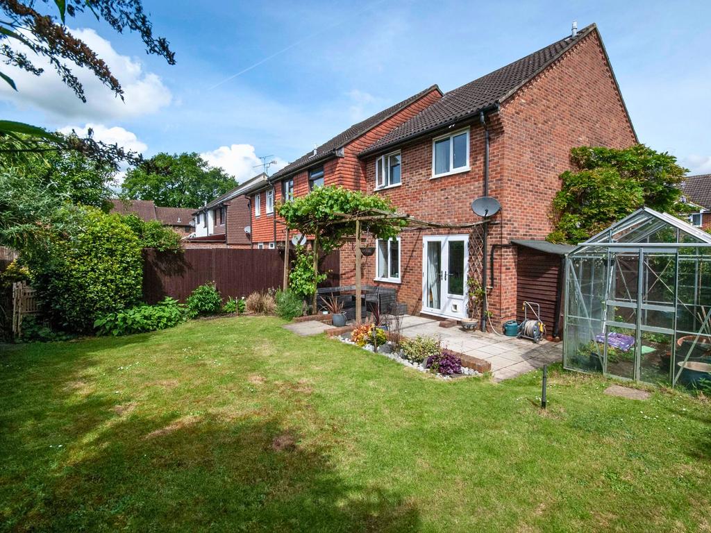 Yateley GU46 3 bed end of terrace house for sale £400,000