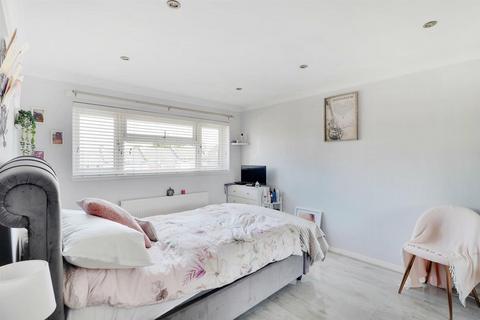 97 Ifield Way, Gravesend, DA12 5TX