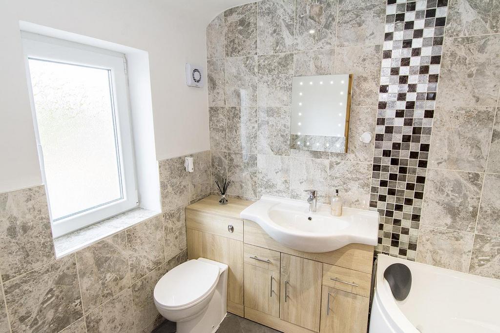 ( Bathroom Photo 2)
