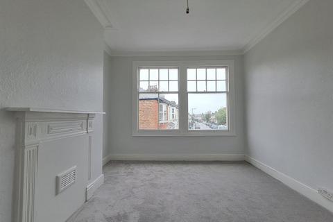 4 bedroom house to rent, Grange Avenue, London