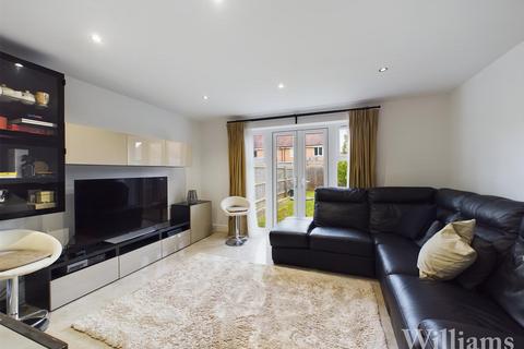 3 bedroom terraced house for sale, Merton Close, Aylesbury HP18