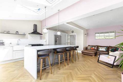 4 The Close, Richmond, TW9 4QW