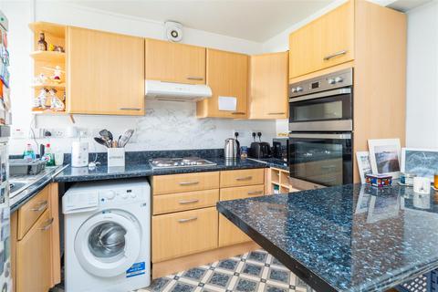 1 bedroom flat for sale, Chanctonbury Gardens, Sutton