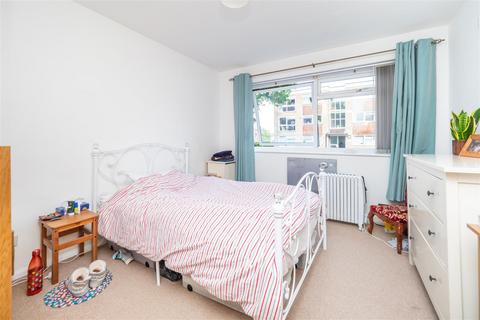 3 Chanctonbury Gardens, Sutton, SM2 6RG