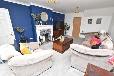 6 Birkdale, Waltham, Grimsby, DN37 0EL