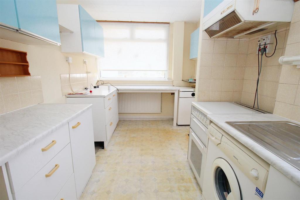 Kingswood Crescent, Rayleigh 4 bed semidetached house for sale £400,000