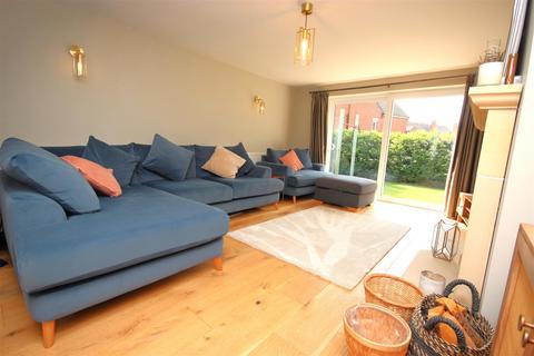 4 bedroom detached house for sale, Martin Close, Rushden NN10