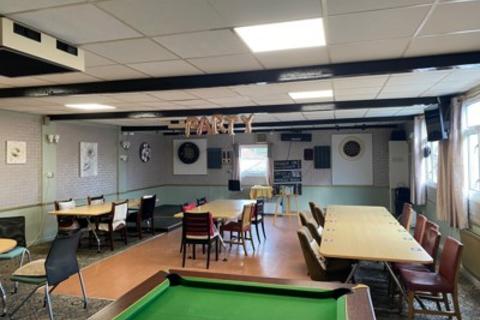 Bar and nightclub for sale, Dave's Bar, Station Approach, Andover, Hampshire, SP10 3HW