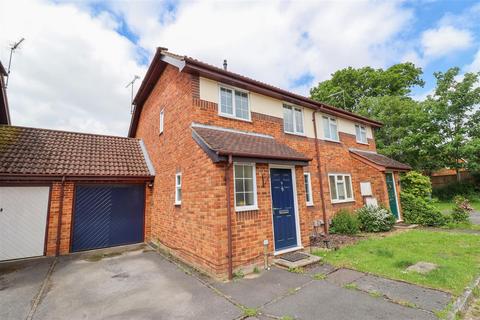 3 bedroom house for sale, Barn Meadow Close, Fleet GU52