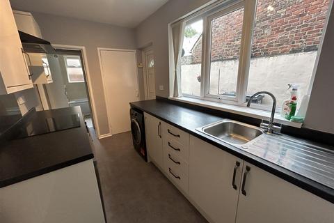 2 bedroom ground floor flat to rent, Grey Street, North Shields