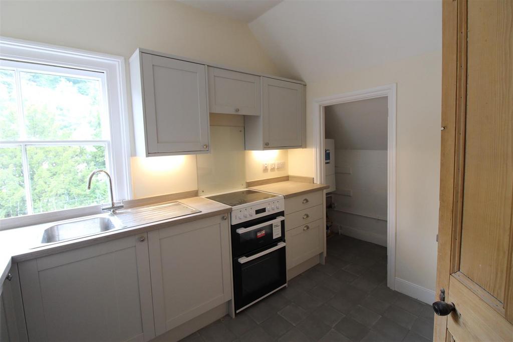 Kitchen - 8 Wellington House.JPG
