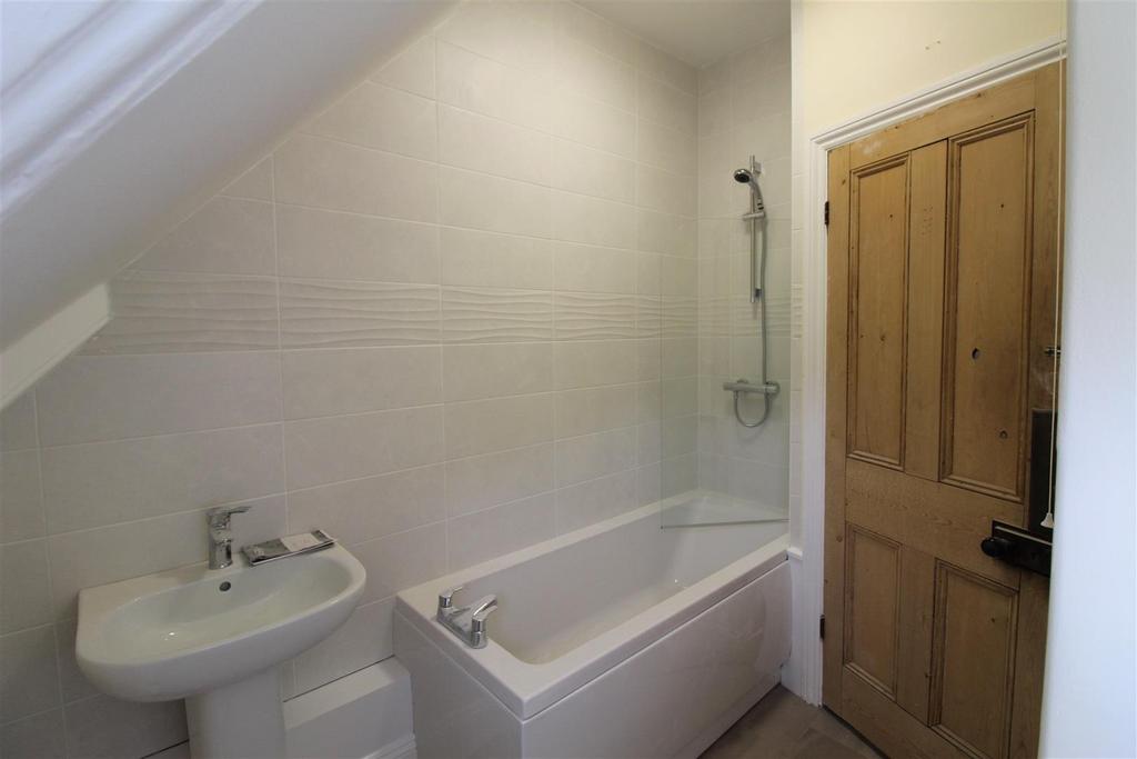 Bathroom -  8 Wellington House.JPG