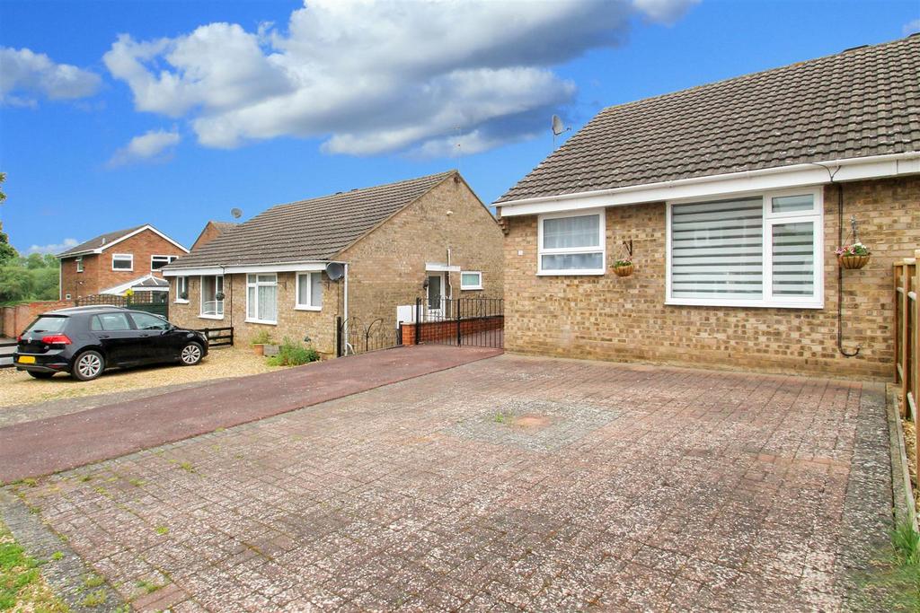 Mallard Close, Thrapston NN14 2 bed semidetached bungalow for sale £