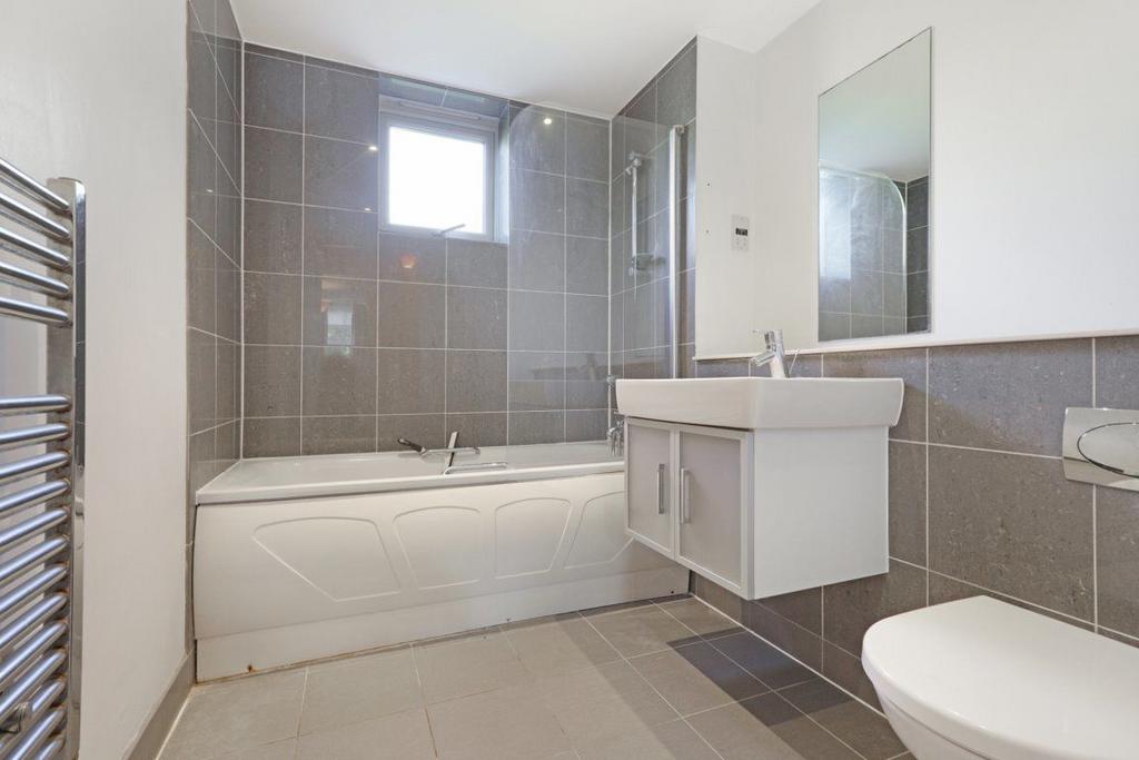 Shore Point, Buckhurst Hill IG9 1 bed apartment £1,395 pcm (£322 pw)
