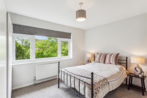2 bedroom flat for sale, Coniston Close, London, W4
