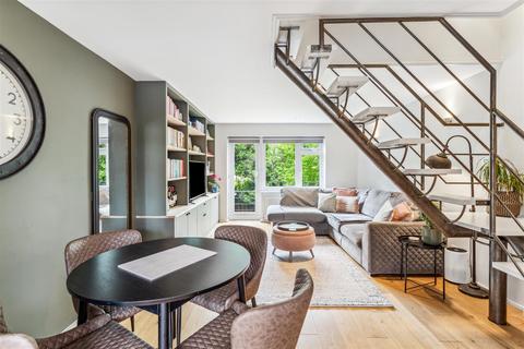 10 Coniston Close, London, W4 3UG