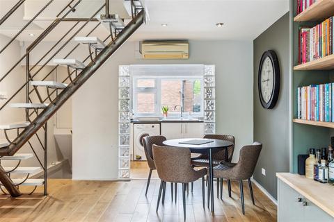 10 Coniston Close, London, W4 3UG