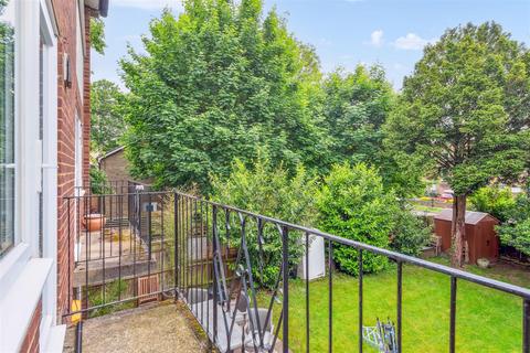 10 Coniston Close, London, W4 3UG