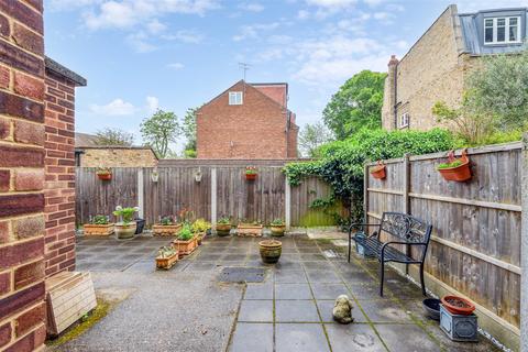 10 Coniston Close, London, W4 3UG