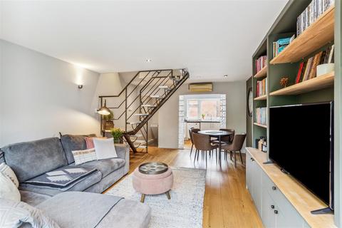 10 Coniston Close, London, W4 3UG