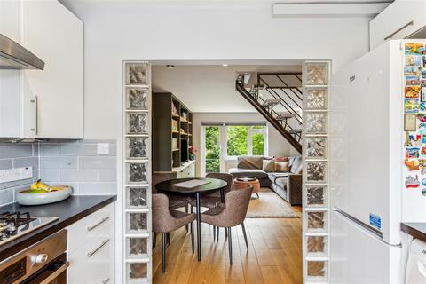10 Coniston Close, London, W4 3UG