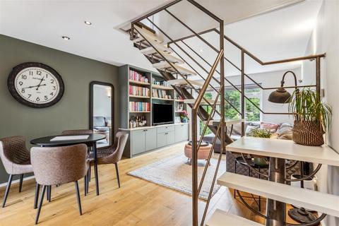 10 Coniston Close, London, W4 3UG