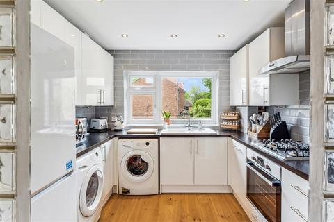 10 Coniston Close, London, W4 3UG