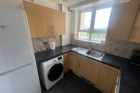 2 bedroom flat to rent, Bathurst Walk, Iver SL0