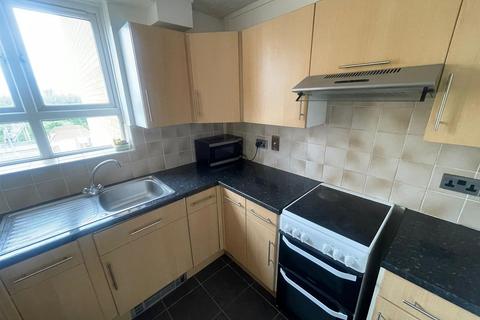 2 bedroom flat to rent, Bathurst Walk, Iver SL0