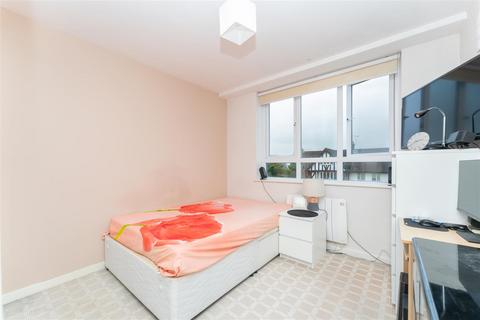 3 bedroom property for sale, Bathurst Walk, Iver SL0