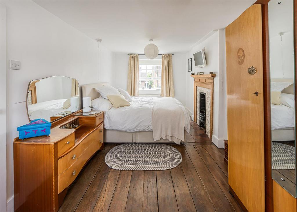 14 Park Street-bed1.jpg