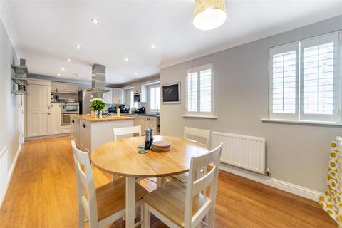 5 bedroom townhouse for sale, Featherstone Grove, Great Park, NE3