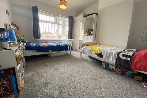 3 bedroom semi-detached house to rent, Howard Road, Northenden, Manchester