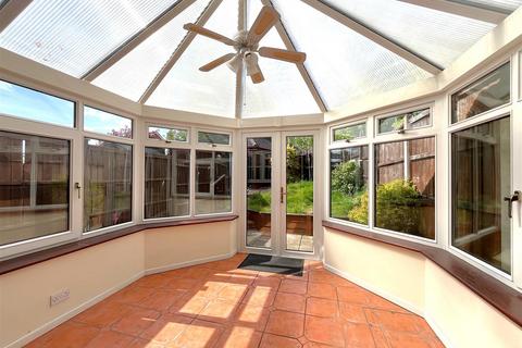 24 Armscote Grove, Hatton Park, Warwick, CV35 7TP