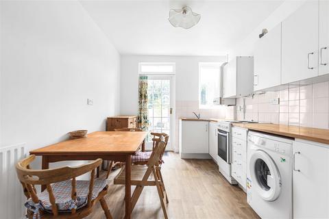 4 bedroom terraced house to rent, Balvernie Grove, London