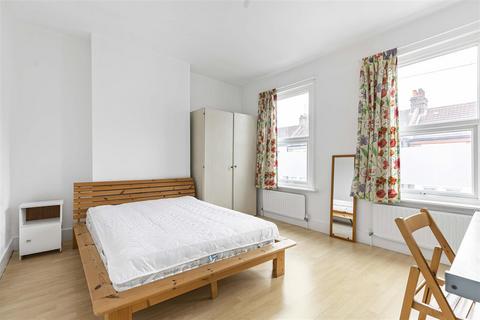 4 bedroom terraced house to rent, Balvernie Grove, London