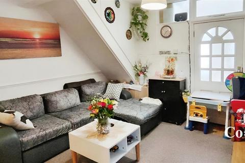 2 bedroom flat to rent, Chase Road, London