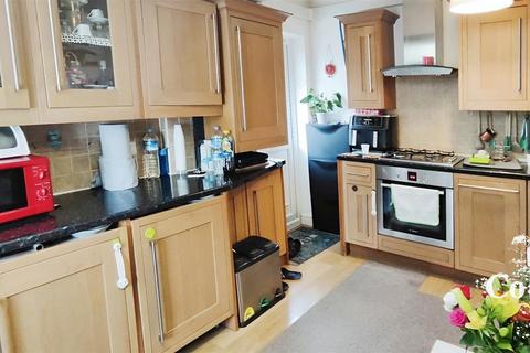 2 bedroom flat to rent, Chase Road, London