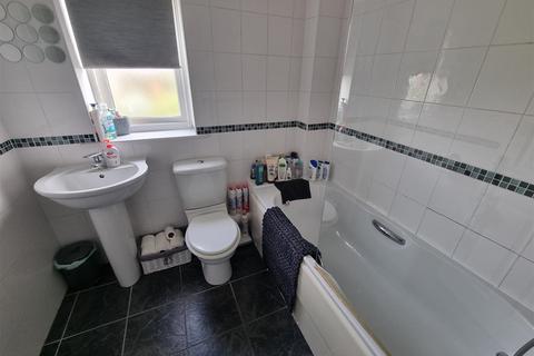 2 bedroom end of terrace house for sale, Kings Drive, Bradwell