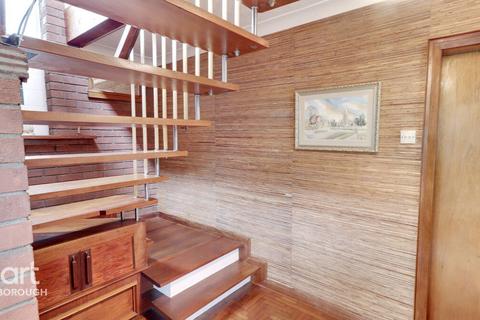 4 Hallfields Lane, Gunthorpe, Peterborough, PE4 7UW