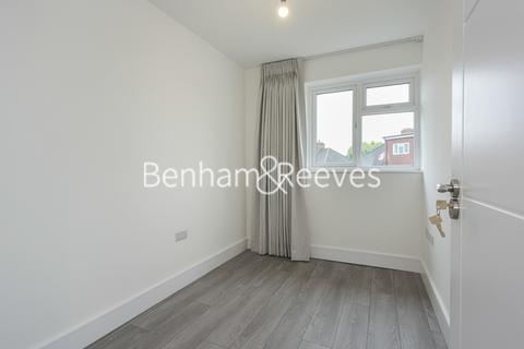 3 bedroom terraced house to rent, Waters Road, Kingston KT1