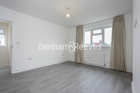 3 bedroom terraced house to rent, Waters Road, Kingston KT1