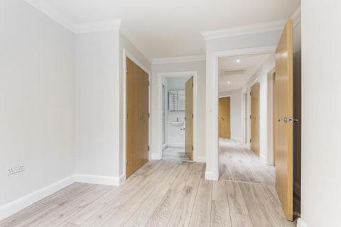 2 bedroom flat for sale, Heathside Crescent,  Woking,  Surrey,  GU22