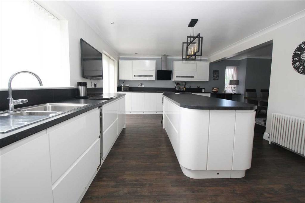 Kitchen / Dining