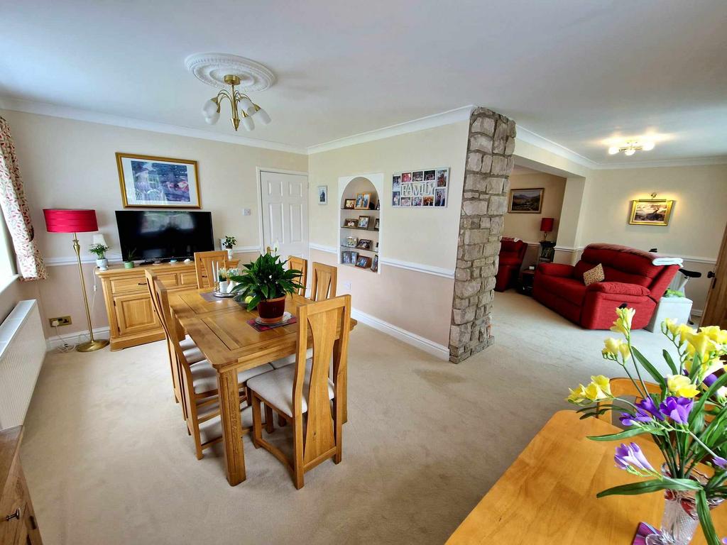 Lounge/dining room