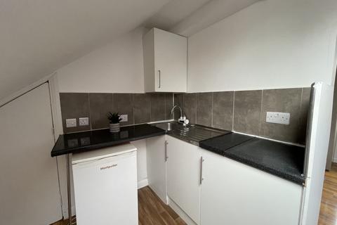 1 bedroom in a house share to rent, Argyll Avenue, Southall, UB1