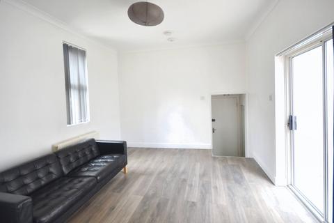 1 bedroom ground floor flat to rent, Battersea Park Road, London SW11