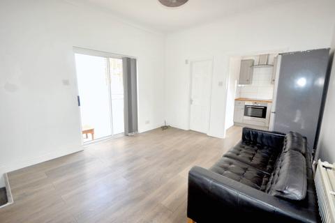 1 bedroom ground floor flat to rent, Battersea Park Road, London SW11