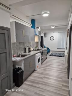 3 bedroom apartment to rent, High Street, Swansea SA1